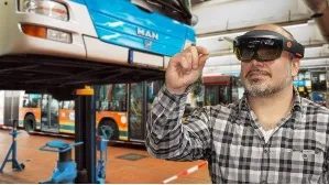 Saban Ünlü mit einer VR Brille bei den Berlinern Verkehrsbetrieben