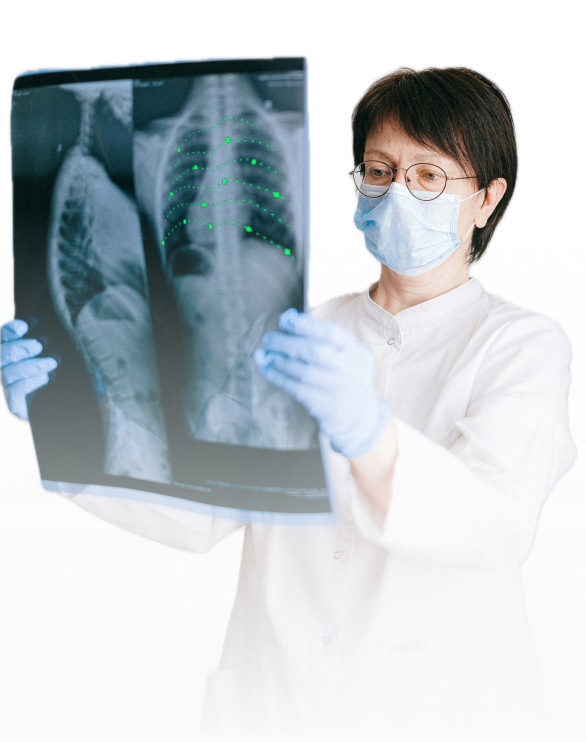 Eine Ärztin die ein Röntgen Scan von einem Menschen hochhält
